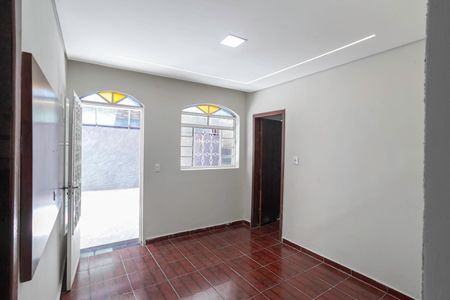 Sala de casa para alugar com 3 quartos, 300m² em Novo Glória, Belo Horizonte