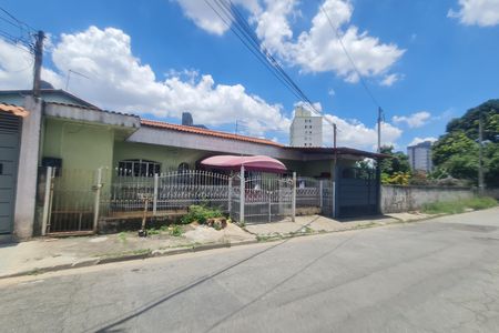 Casa à venda com 210m², 5 quartos e 2 vagasFachada do imóvel com placa QuintoAndar