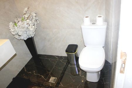 Casa à venda com 210m², 5 quartos e 2 vagasBanheiro 1