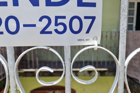 Casa à venda com 210m², 5 quartos e 2 vagasFachada do imóvel com placa QuintoAndar