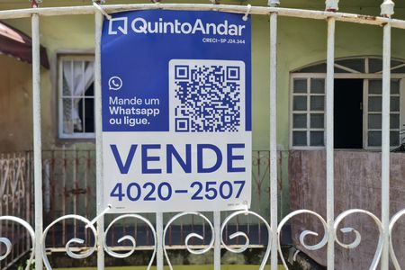 Casa à venda com 210m², 5 quartos e 2 vagasFachada do imóvel com placa QuintoAndar