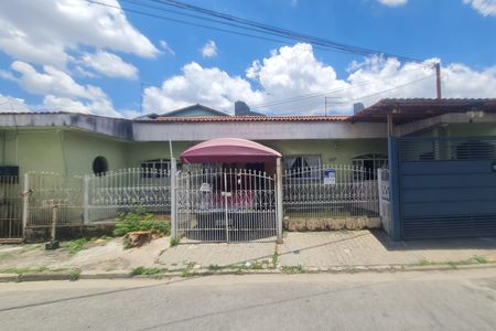 Casa à venda com 210m², 5 quartos e 2 vagasFachada do imóvel com placa QuintoAndar