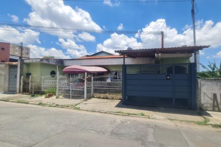 Casa à venda com 210m², 5 quartos e 2 vagasFachada do imóvel com placa QuintoAndar