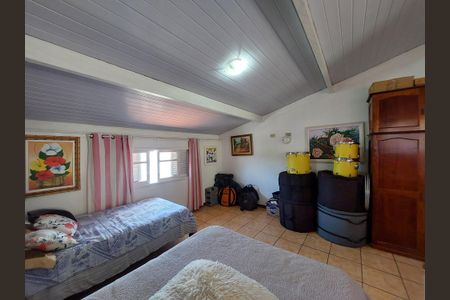 Casa à venda com 220m², 3 quartos e 2 vagasSótão