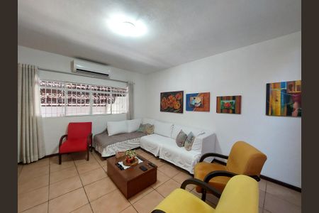 Casa à venda com 220m², 3 quartos e 2 vagasSala