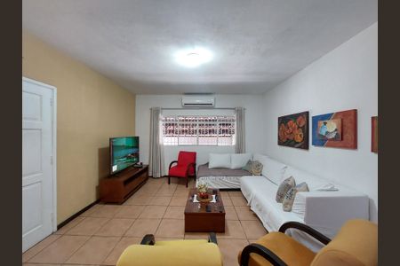 Casa à venda com 220m², 3 quartos e 2 vagasSala