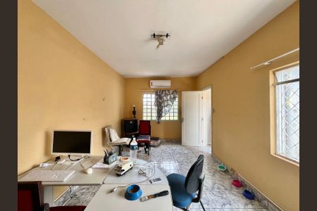 Casa à venda com 250m², 5 quartos e 4 vagas Casa à venda com 250m², 5 quartos e 4 vagasQuarto 1 edícula