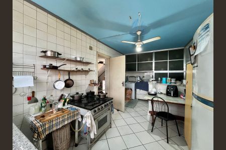 Casa à venda com 250m², 5 quartos e 4 vagas Casa à venda com 250m², 5 quartos e 4 vagasCozinha e Área de Serviço