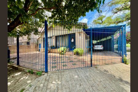 Casa à venda com 250m², 5 quartos e 4 vagas Casa à venda com 250m², 5 quartos e 4 vagasFachada da casa