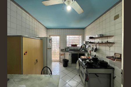 Casa à venda com 250m², 5 quartos e 4 vagas Casa à venda com 250m², 5 quartos e 4 vagasCozinha e Área de Serviço