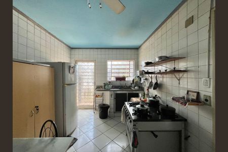 Casa à venda com 250m², 5 quartos e 4 vagas Casa à venda com 250m², 5 quartos e 4 vagasCozinha e Área de Serviço