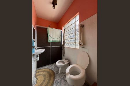 Casa à venda com 250m², 5 quartos e 4 vagas Casa à venda com 250m², 5 quartos e 4 vagasBanheiro edícula