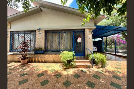 Casa à venda com 250m², 5 quartos e 4 vagas Casa à venda com 250m², 5 quartos e 4 vagasFachada da casa