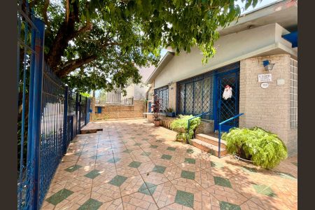 Casa à venda com 250m², 5 quartos e 4 vagas Casa à venda com 250m², 5 quartos e 4 vagasFachada da casa