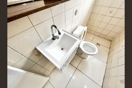 Banheiro de kitnet/studio para alugar com 1 quarto, 26m² em Vila Roque, São Paulo