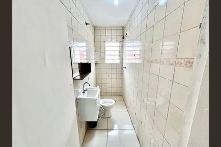 Banheiro de kitnet/studio para alugar com 1 quarto, 26m² em Vila Roque, São Paulo