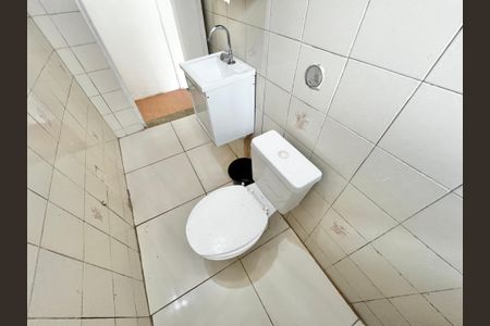 Banheiro de kitnet/studio para alugar com 1 quarto, 26m² em Vila Roque, São Paulo