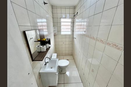 Banheiro de kitnet/studio para alugar com 1 quarto, 26m² em Vila Roque, São Paulo
