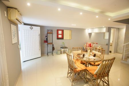 Sala de casa de condomínio à venda com 3 quartos, 119m² em Jacarepaguá, Rio de Janeiro