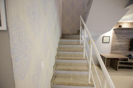 Casa de condomínio à venda com 119m², 3 quartos e 1 vagaEscada