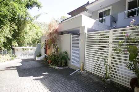 Casa de condomínio à venda com 119m², 3 quartos e 1 vagaFachada