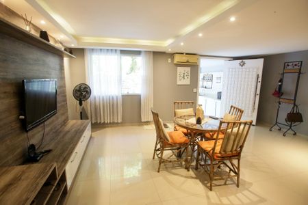 Sala de casa de condomínio à venda com 3 quartos, 119m² em Jacarepaguá, Rio de Janeiro