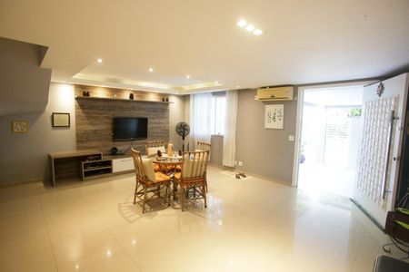 Casa de condomínio à venda com 119m², 3 quartos e 1 vagaSala