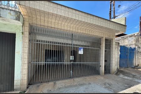 Casa à venda com 180m², 3 quartos e 3 vagas Casa à venda com 180m², 3 quartos e 3 vagasFachada