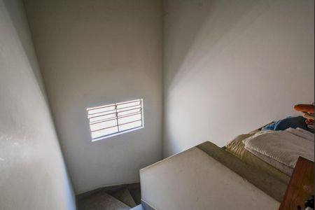 Casa à venda com 139m², 2 quartos e 2 vagasEscada