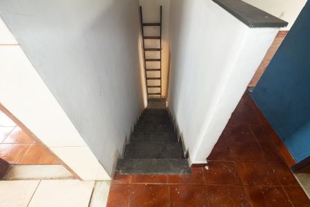 Casa para alugar com 60m², 2 quartos e 2 vagas Casa para alugar com 60m², 2 quartos e 2 vagasEscada