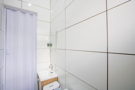 Casa à venda com 57m², 2 quartos e sem vagaBanheiro social