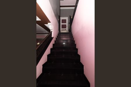 Escada da Sala de casa para alugar com 5 quartos, 354m² em Praça Seca, Rio de Janeiro
