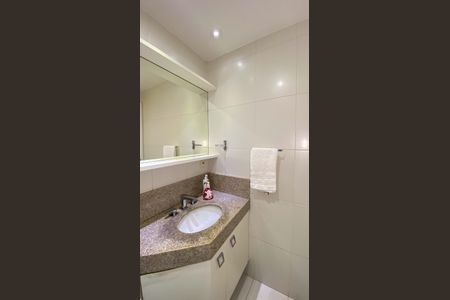 Apartamento à venda com 284m², 3 quartos e 4 vagasBanheiro da Suíte 2