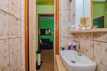 Banheiro de apartamento à venda com 1 quarto, 43m² em Jardim Floresta, Porto Alegre