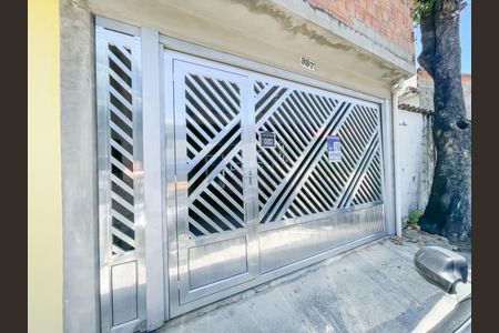 Casa à venda com 94m², 2 quartos e 2 vagas Casa à venda com 94m², 2 quartos e 2 vagasFachada