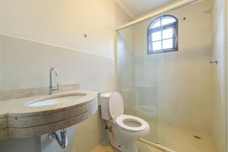 Banheiro social de casa para alugar com 3 quartos, 250m² em Vila Osasco, Osasco
