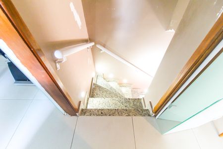 Casa de condomínio à venda com 117m², 2 quartos e 1 vagaEscada