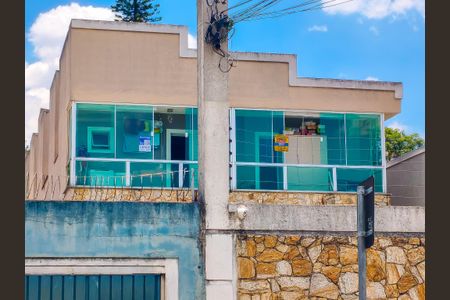 Casa de condomínio à venda com 117m², 2 quartos e 1 vagaFachada + Visão da Placa na janela