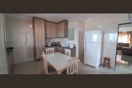 Casa à venda com 375m², 6 quartos e 7 vagas Casa à venda com 375m², 6 quartos e 7 vagasCasa 2 - Cozinha