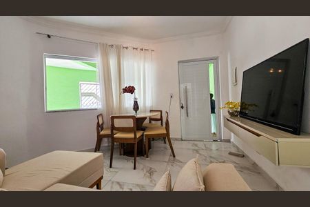 Casa à venda com 70m², 3 quartos e 2 vagasSala