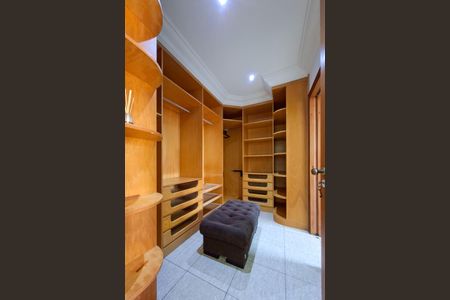 Apartamento para alugar com 319m², 4 quartos e 3 vagasCloset da suíte 2