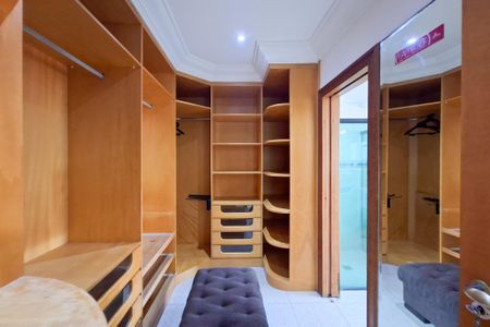 Apartamento para alugar com 319m², 4 quartos e 3 vagasCloset da suíte 2
