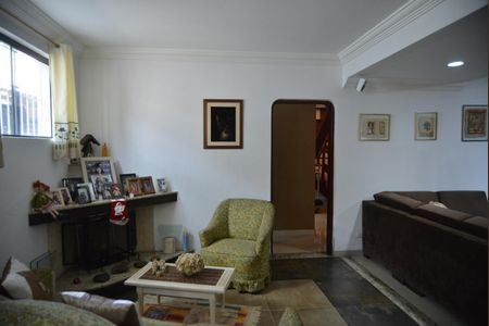 Casa à venda com 230m², 3 quartos e 4 vagasSala