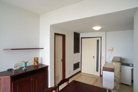 Sala de apartamento para alugar com 1 quarto, 57m² em Barra da Tijuca, Rio de Janeiro