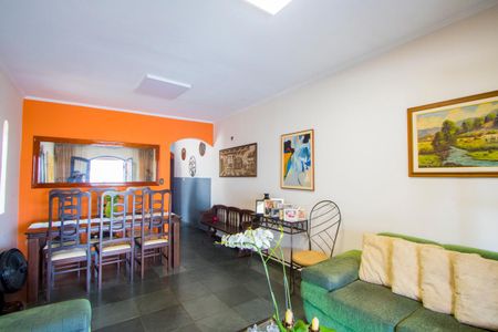 Casa à venda com 200m², 4 quartos e 2 vagas Casa à venda com 200m², 4 quartos e 2 vagasSala