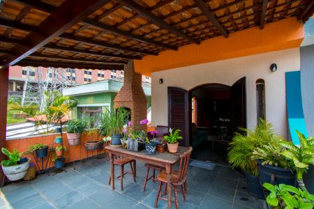 Casa à venda com 200m², 4 quartos e 2 vagas Casa à venda com 200m², 4 quartos e 2 vagasVaranda da sala