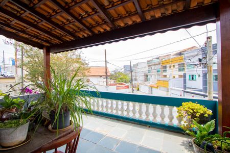 Casa à venda com 200m², 4 quartos e 2 vagas Casa à venda com 200m², 4 quartos e 2 vagasVaranda da sala