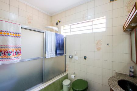 Casa à venda com 200m², 4 quartos e 2 vagas Casa à venda com 200m², 4 quartos e 2 vagasBanheiro social