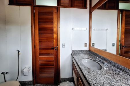 Casa de condomínio para alugar com 400m², 4 quartos e 4 vagasBanheiro da Suíte 4