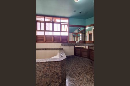 Casa de condomínio para alugar com 400m², 4 quartos e 4 vagasBanheiro da Suíte 1